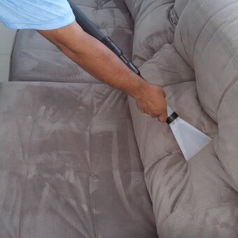 Как отмыть пятна на диване?