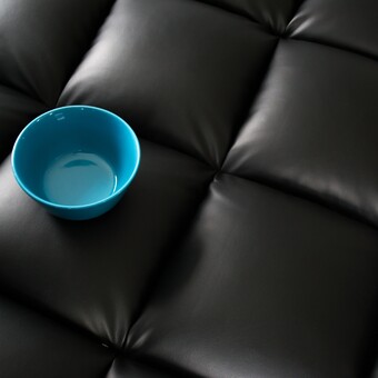 Чем почистить кожаный диван от кофейных пятен? | Компания Домклининг